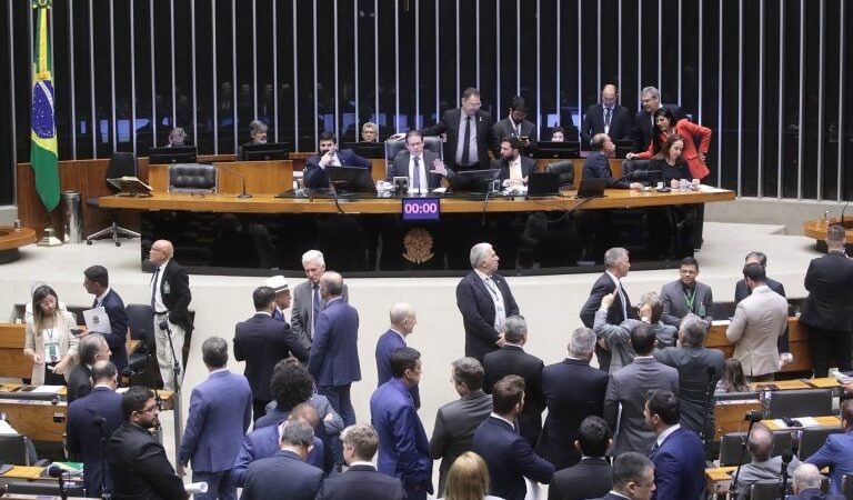 Câmara vota proposta para derrubar decreto de Lula que aumentou o IOF