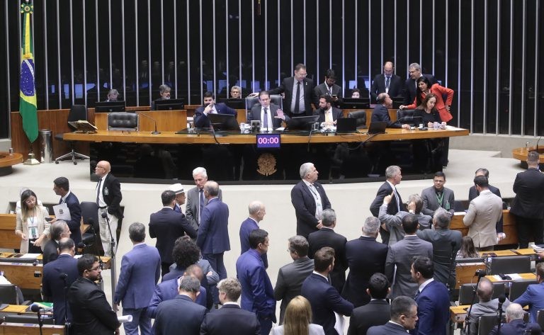 Governo libera mais de R$ 1 bilhão em emendas, mas não consegue evitar dia de derrotas no Congresso