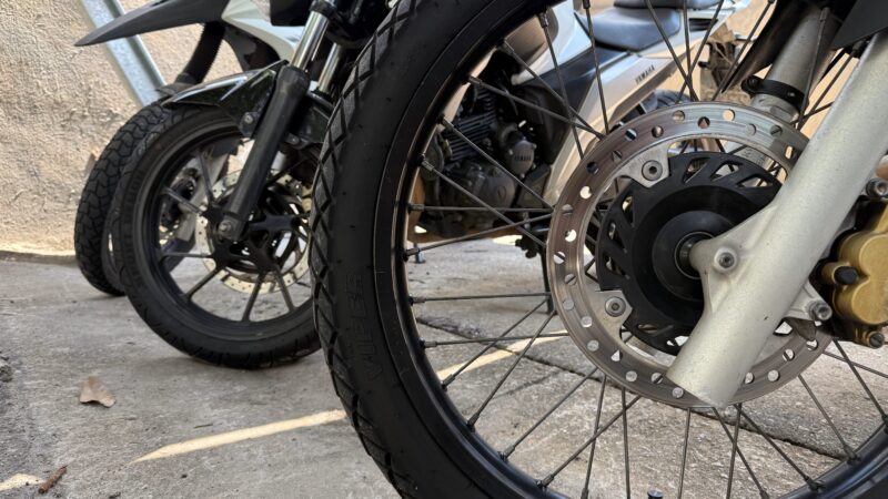 Liso, misto ou esportivo? Veja como escolher o pneu certo para moto