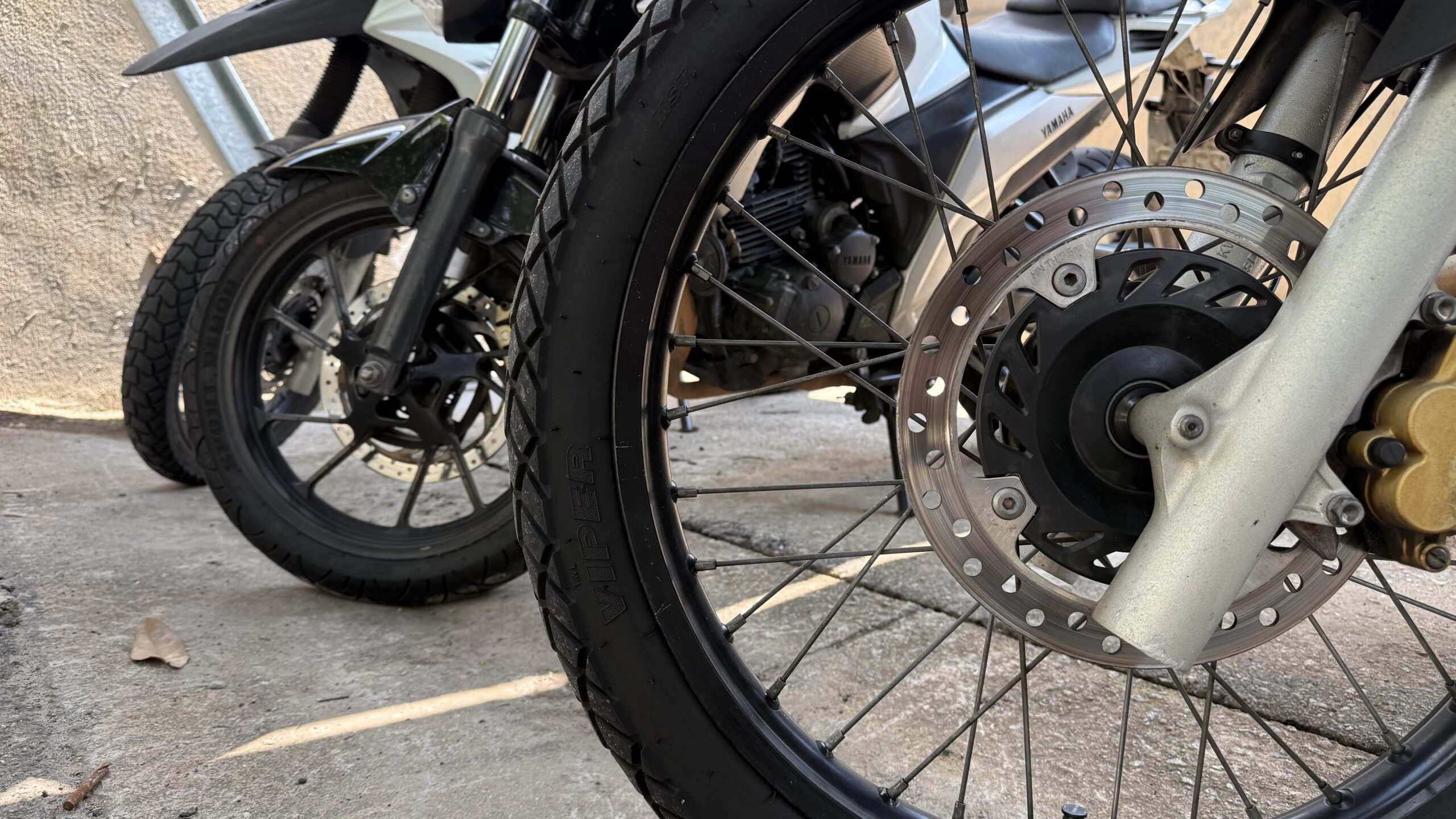 Liso, misto ou esportivo? Veja como escolher o pneu certo para moto