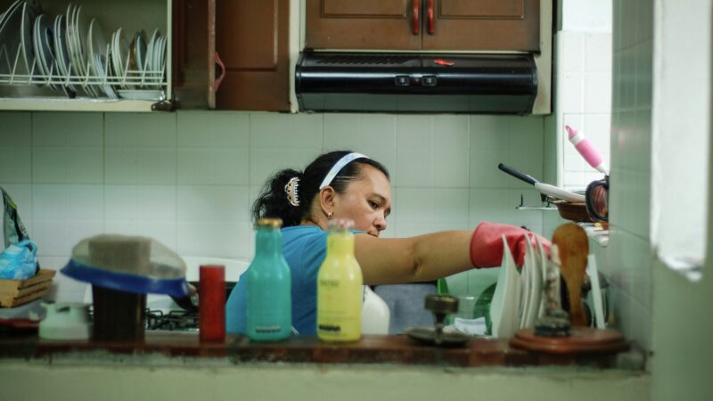 75% das trabalhadoras domésticas não têm carteira assinada; 36% contribuem para a Previdência, diz governo