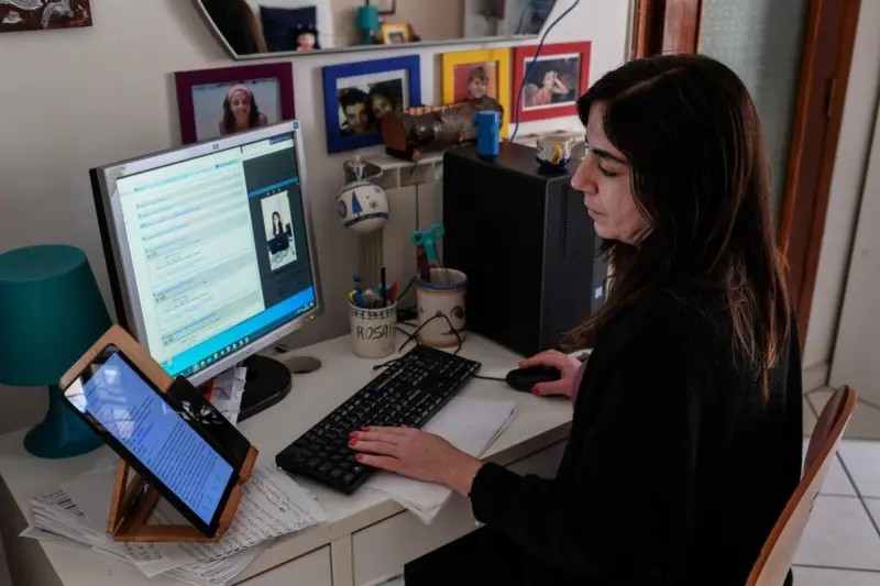 Centenas de e-mails, interrupções a cada 2 minutos e reuniões às 20h: pesquisa revela a rotina exaustiva dos trabalhadores