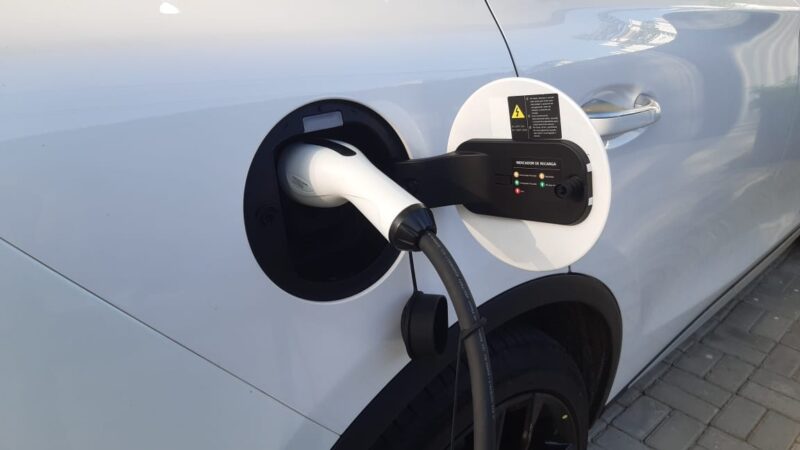 Carro elétrico pode ser carregado no poste? Especialistas alertam para os perigos dessa prática