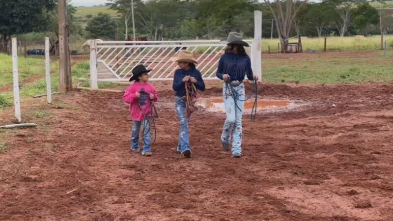 Três irmãs sonham com o sucesso nas provas de 3 tambores