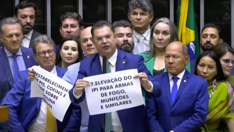 Após bate-boca com Haddad, oposição desrespeita regra de Motta e leva cartazes ao plenário contra ministro