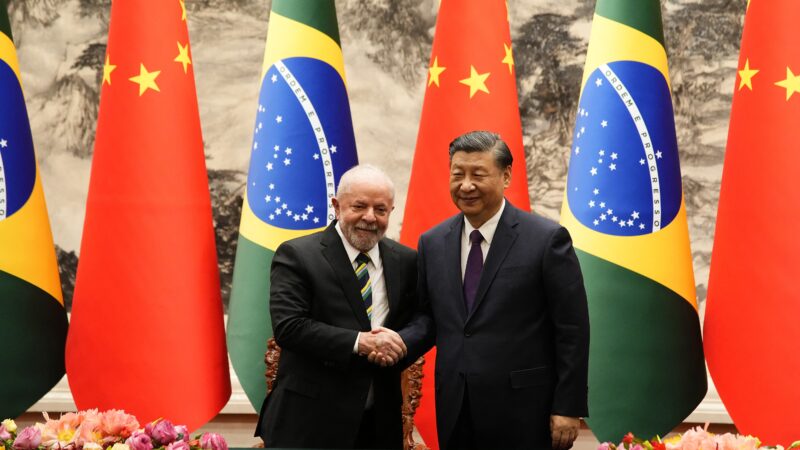 É #FAKE foto de Lula beijando as mãos de Xi Jinping; imagem foi criada com inteligência artificial