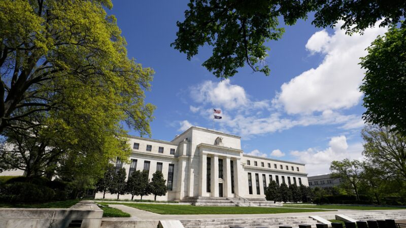 Fed mantém juros dos EUA na faixa de 4,25% a 4,50% ao ano, pela quinta reunião seguida