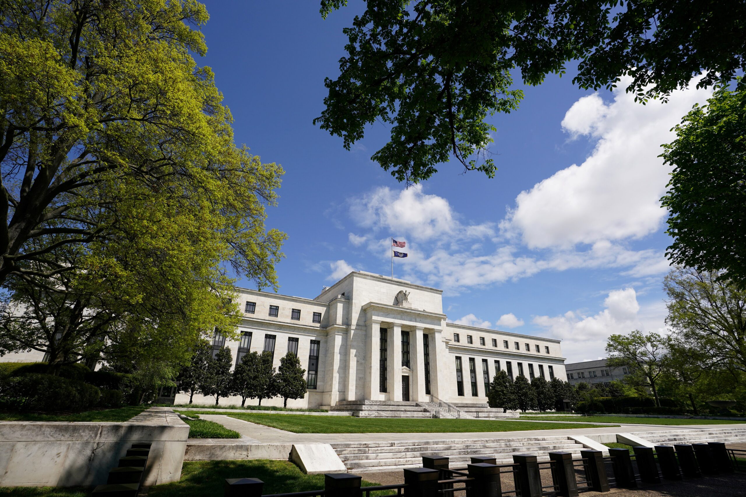 Fed mantém juros dos EUA na faixa de 4,25% a 4,50% ao ano, pela quinta reunião seguida