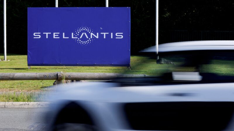 Stellantis tem prejuízo de mais de 2 bilhões de euros no 1º semestre, agravado pelo tarifaço dos EUA