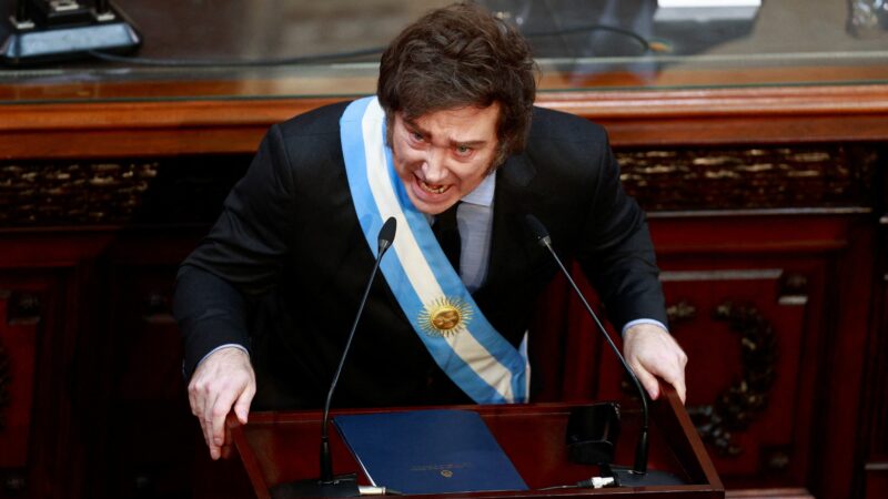 É #FAKE que iPhone na Argentina sairá por menos de R$ 2.400 após corte de impostos de Milei