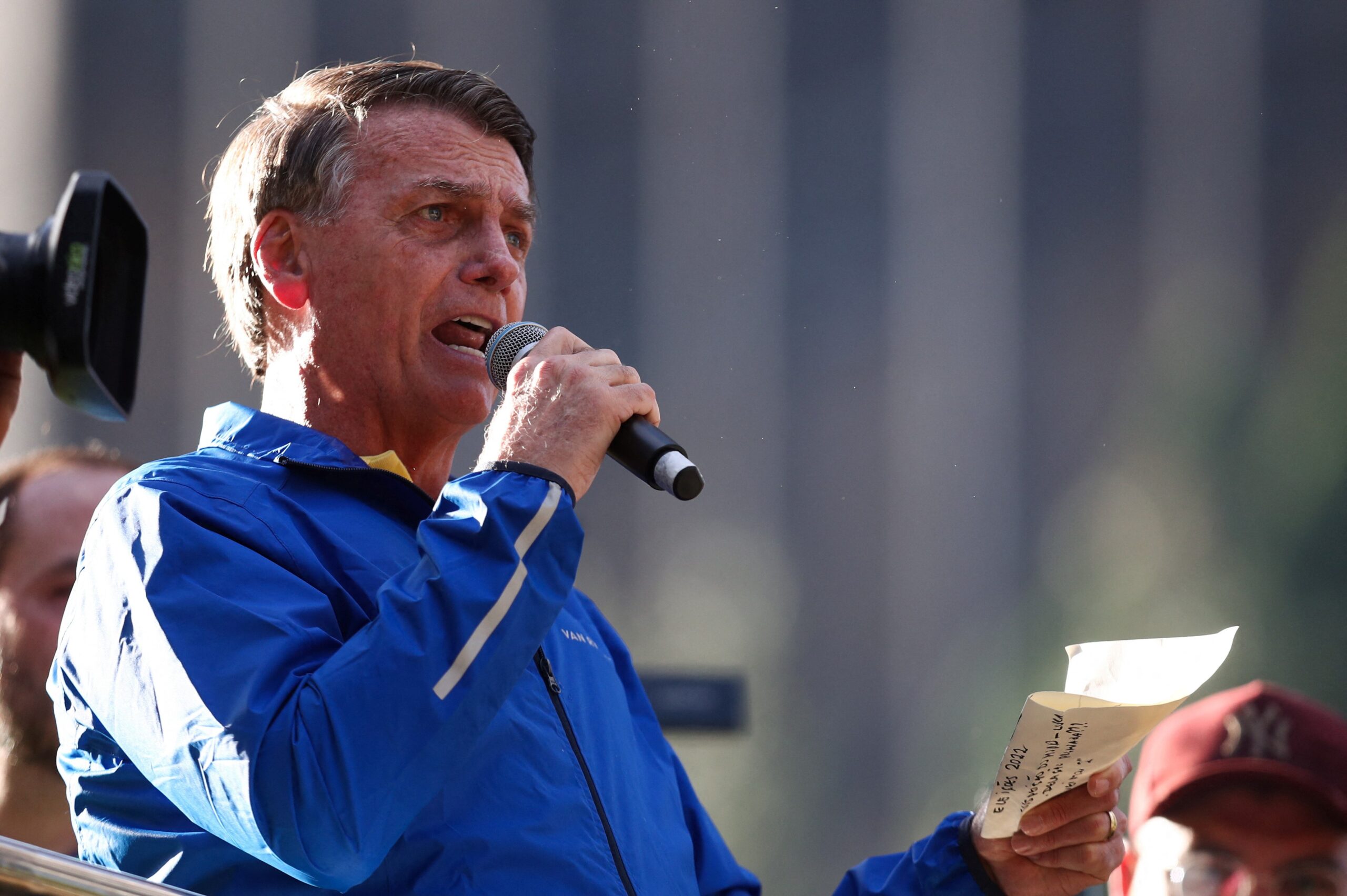 Bolsonaro tem ‘intensa esofagite’ e ‘gastrite moderada’, diz boletim médico
