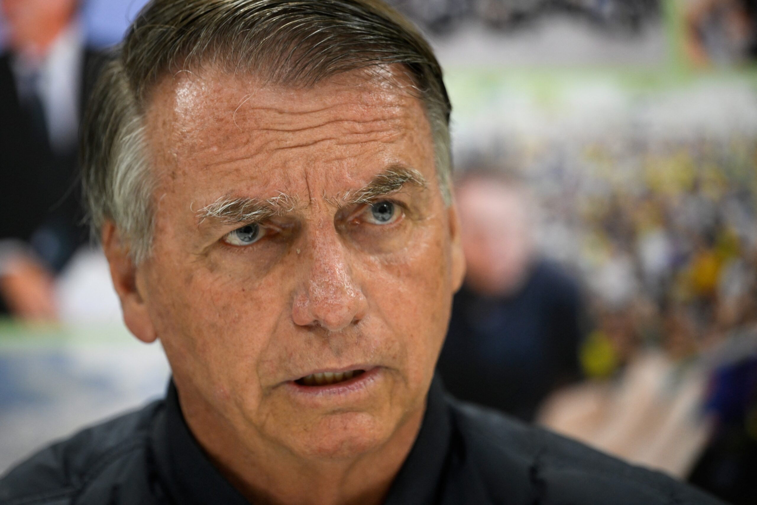 TJ do DF condena Jair Bolsonaro a pagar R$ 150 mil por imagens de crianças ‘fazendo arminha’ e fala sobre ‘pintar um clima’
