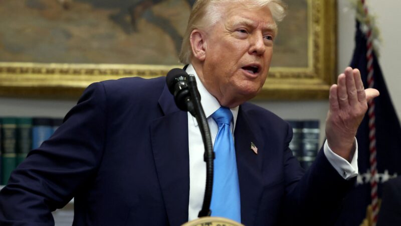 Trump fez ‘recuo considerável’ ao abrir ‘lista de exceções gigante’ no tarifaço, diz analista