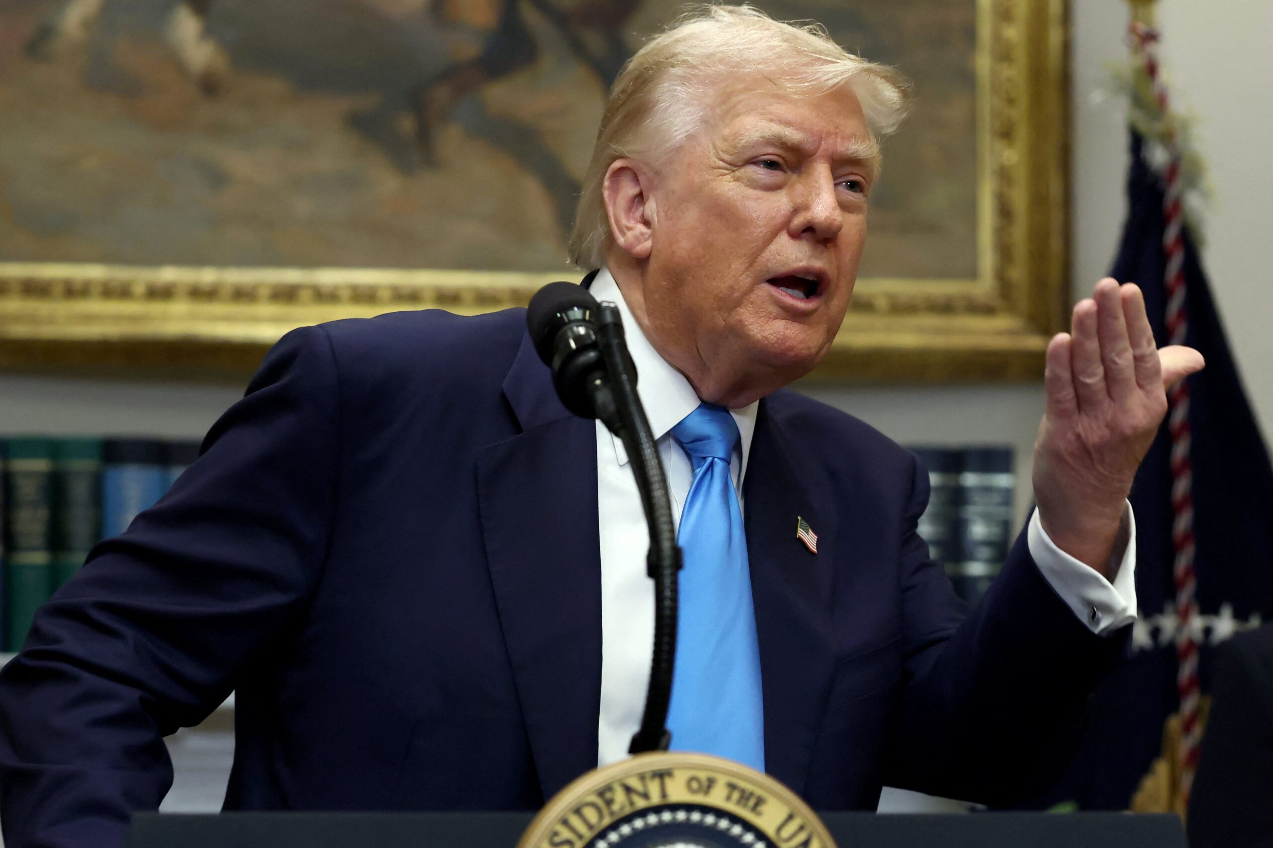 Trump fez ‘recuo considerável’ ao abrir ‘lista de exceções gigante’ no tarifaço, diz analista