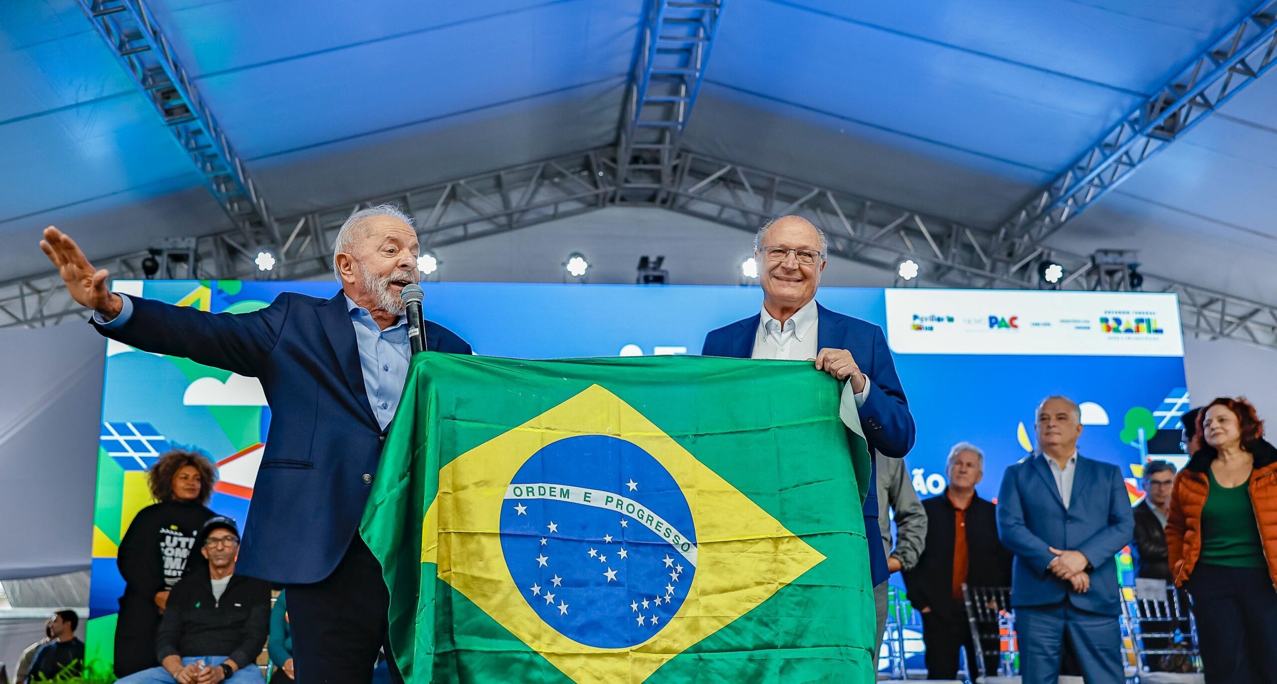 ‘Sem soberania, o Brasil não existiria’, diz Lula no dia seguinte ao tarifaço de Trump