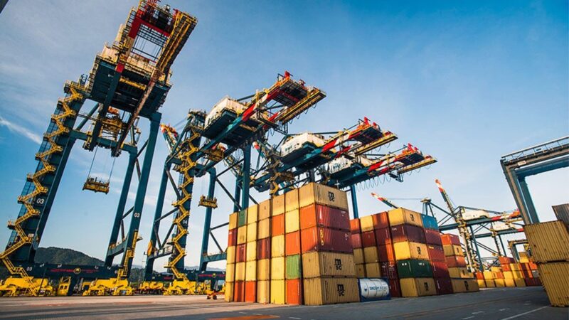 Abertura comercial aumentou nos últimos anos, mas economia brasileira ainda é relativamente fechada, diz estudo