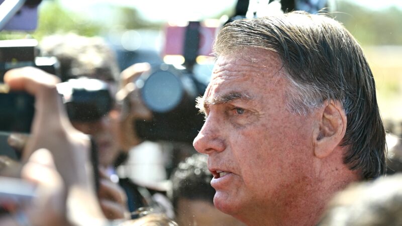 Bolsonaro diz que ‘nunca abriu um pen drive’ e vai perguntar a Michelle se é dela