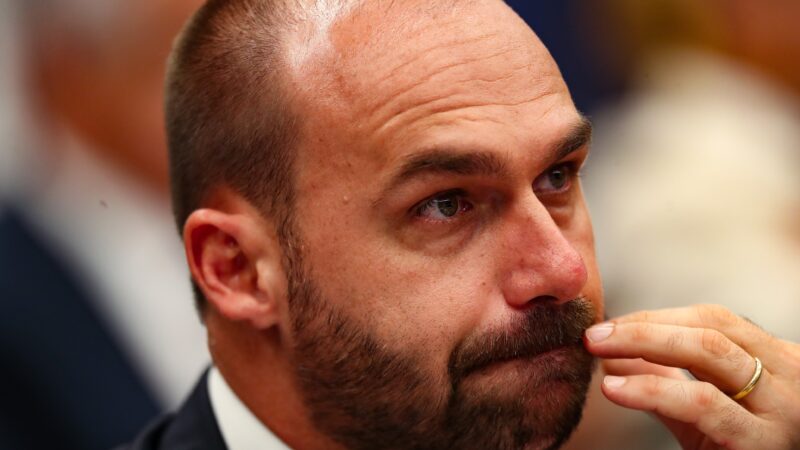 Eduardo admite que trabalhou por sanção e teve reuniões nos EUA