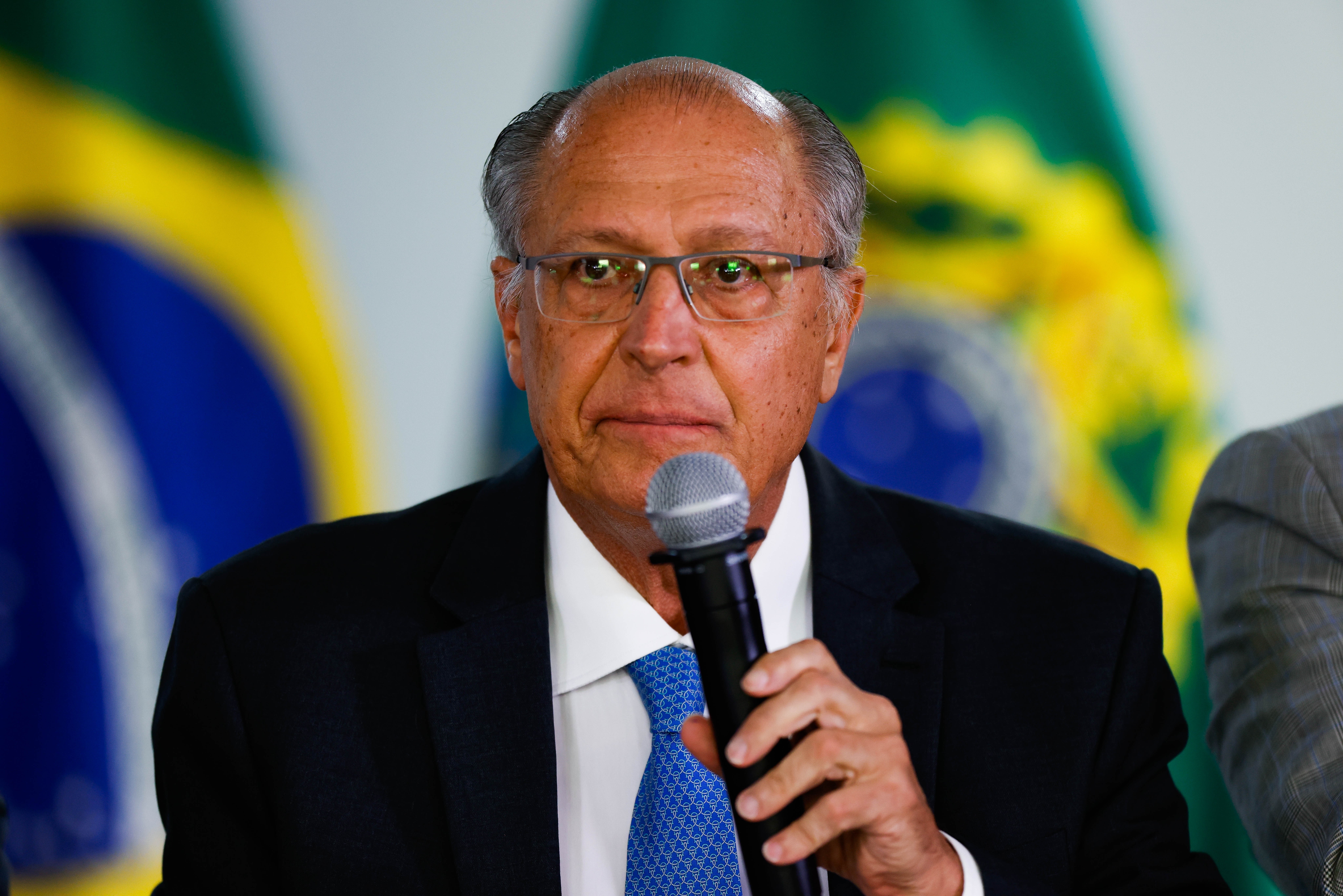 Após Trump anunciar tarifa adicional, Alckmin prega diálogo: ‘Brasil não é problema para os EUA’