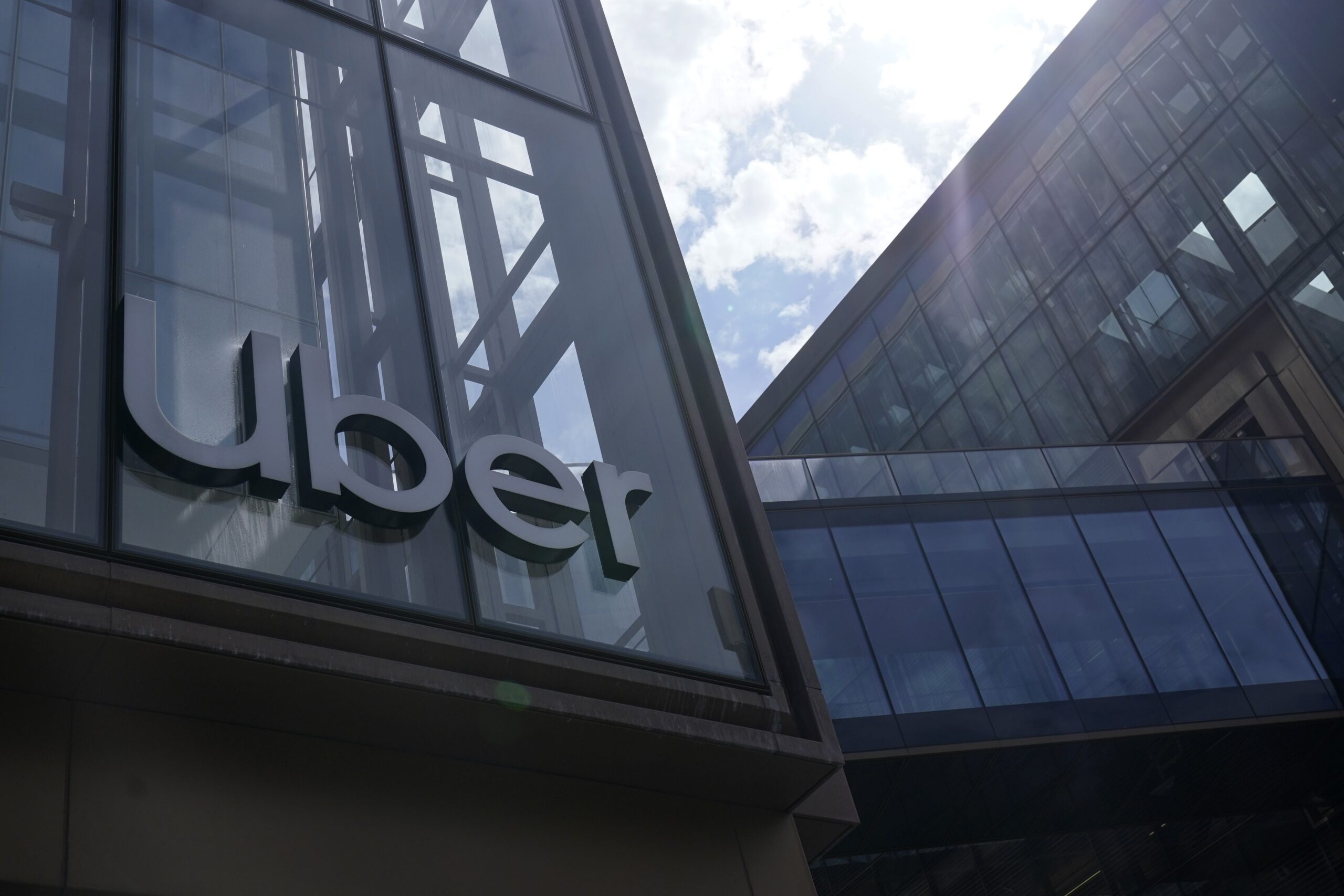 Uber investe US$ 300 milhões para criar frota de robotáxis