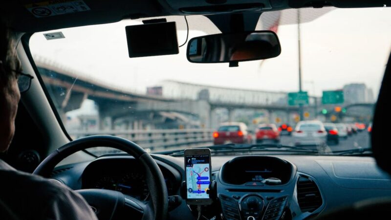 Motoristas de app trabalham até 60h por semana, ganham menos de R$ 4 mil e acumulam dívidas; diz pesquisa