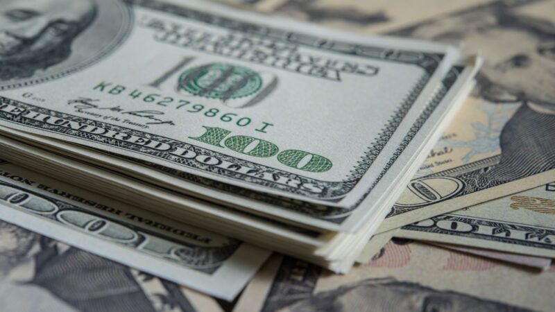 Dólar opera em alta e vai a R$ 5,47, com tarifas de Trump e ata do Fed no foco