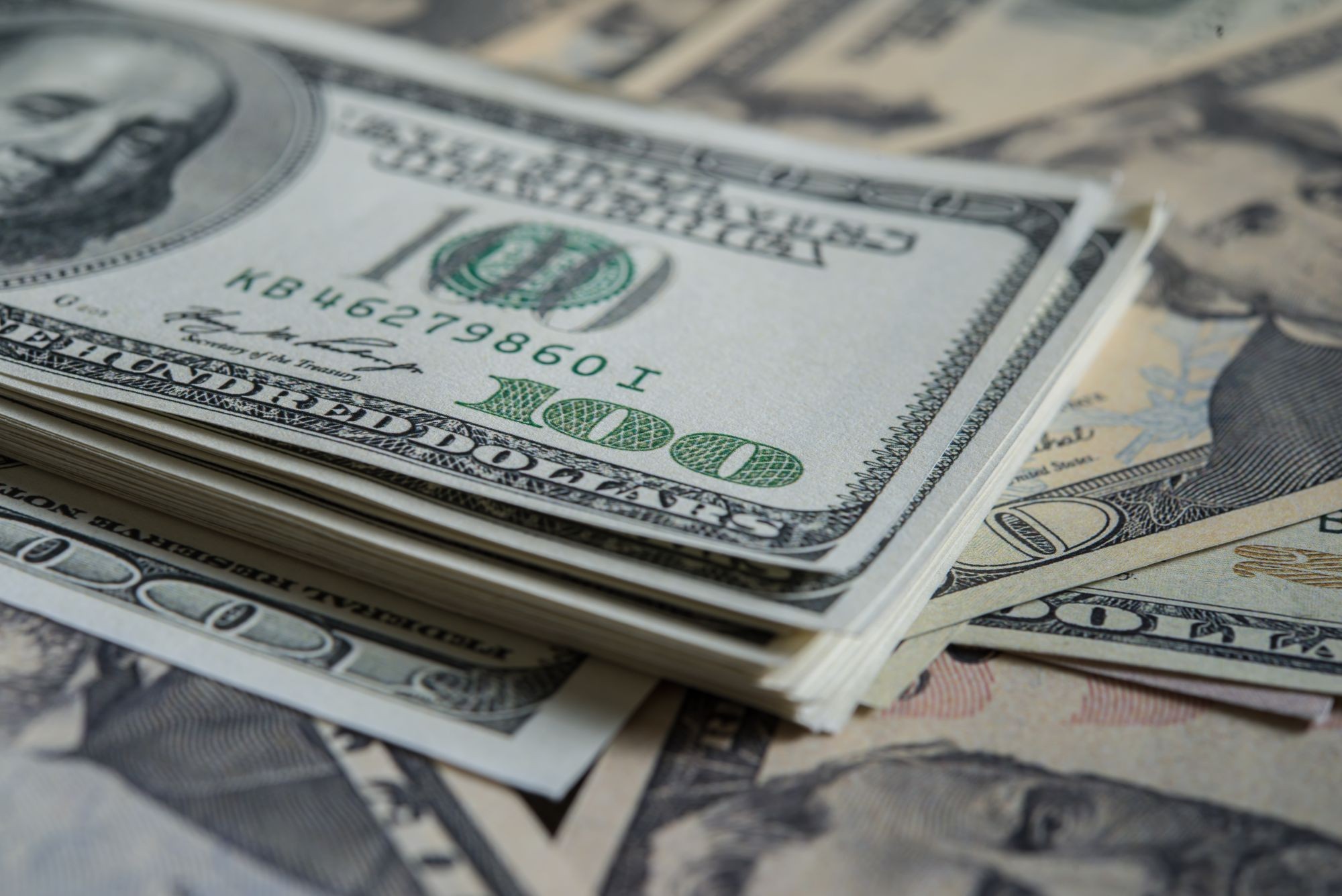 Dólar opera em alta e vai a R$ 5,47, com tarifas de Trump e ata do Fed no foco