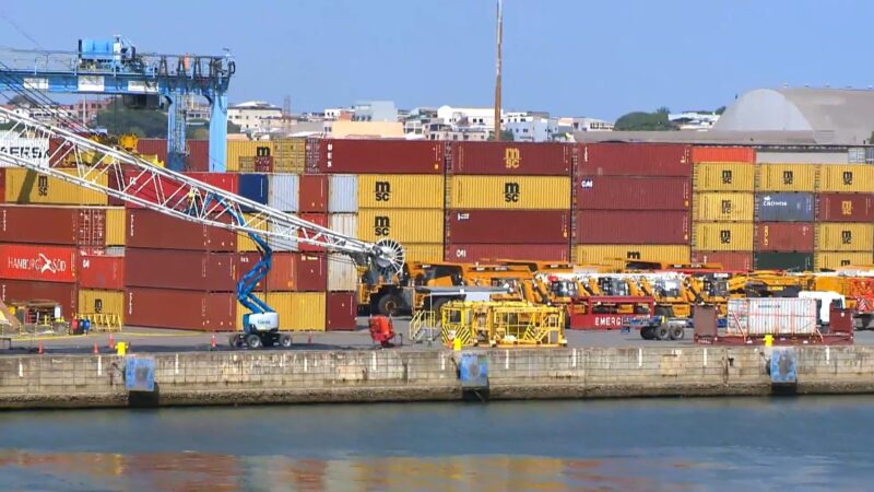 ES tem 1.500 contêineres parados no Porto de Vitória desde tarifaço de Trump; principais cargas são de rochas, café e pimenta