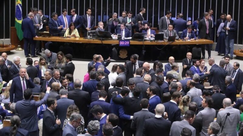 Quaest: 70% dos deputados federais são contra fim da escala 6×1; 88% são a favor de elevar isenção do IR