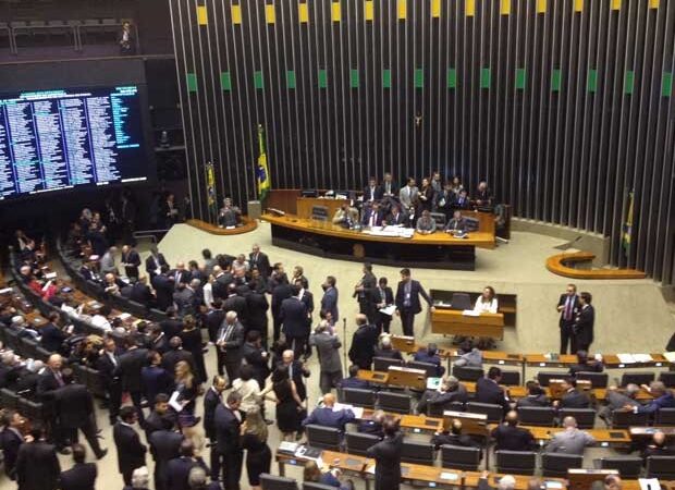 Câmara agiliza corte de despesas e aprova urgência para prorrogar incentivos fiscais