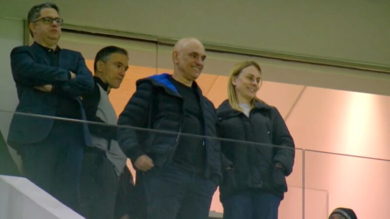 Moraes vai ao estádio ver jogo do Corinthians horas após sofrer sanção dos EUA; veja fotos