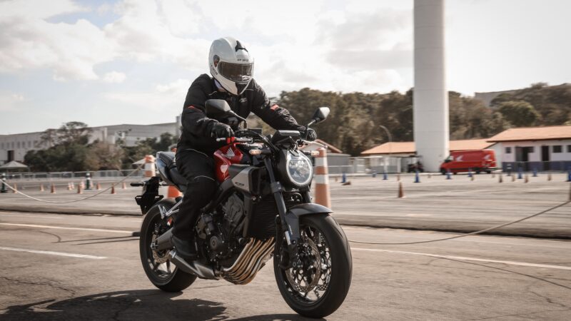 Honda CB 650R chega por R$ 58.270, com novo câmbio amigo dos iniciantes nas esportivas