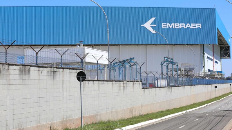 Embraer afirma que está avaliando impactos que tarifaço de Trump pode provocar nos negócios da empresa