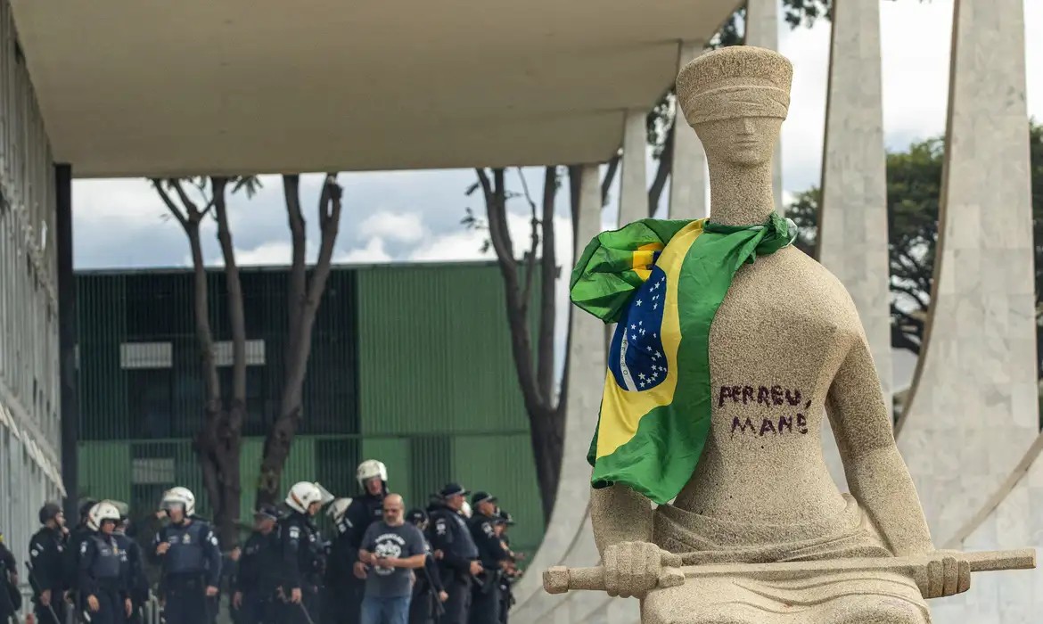 Moraes revoga prisão domiciliar de idosas condenadas pelo 8 de janeiro após quase mil violações de medidas cautelares