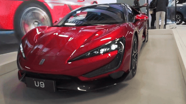 VÍDEO: BYD mostra no Brasil carro que gira e outro que pula, dança e acelera mais que Ferrari