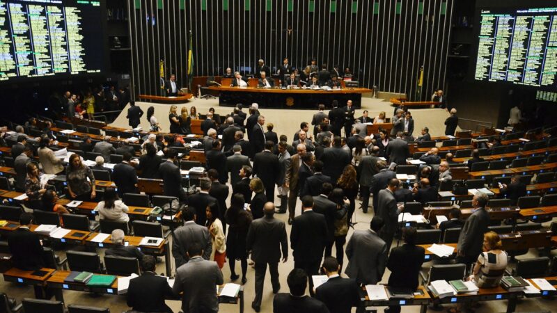 Câmara aprova, em 1º turno, PEC que aumenta prazo e institui limite para municípios pagarem precatórios