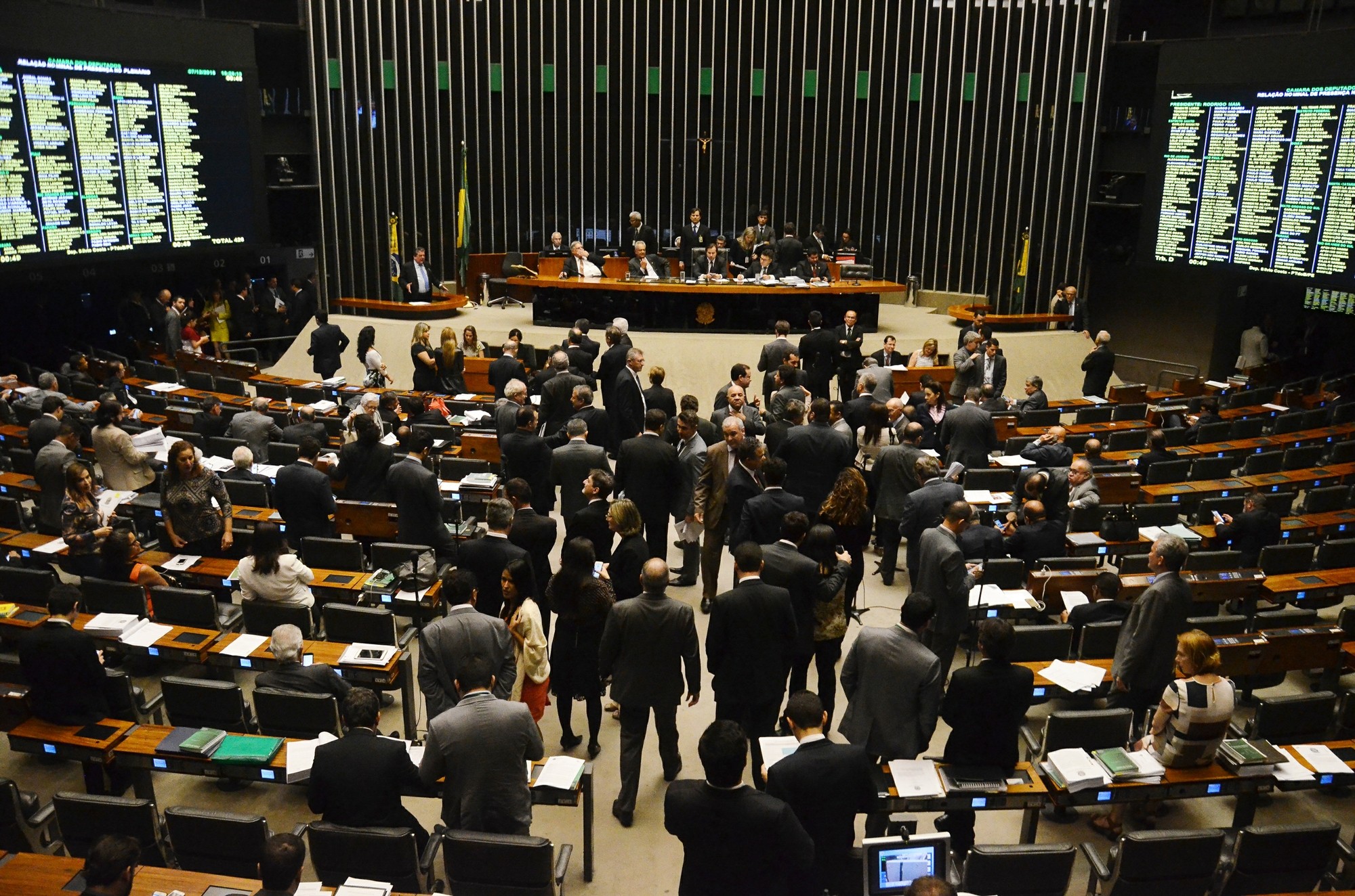 Câmara aprova, em 1º turno, PEC que aumenta prazo e institui limite para municípios pagarem precatórios
