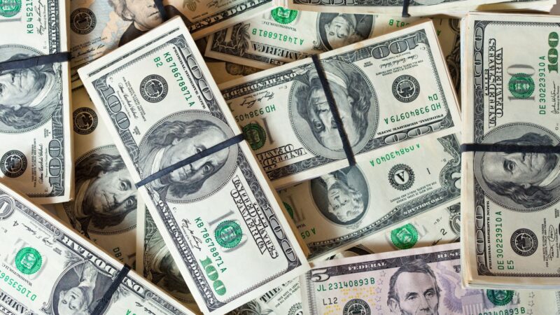 Dólar opera em queda e vai a R$ 5,42, com foco em pacote de cortes de impostos de Trump