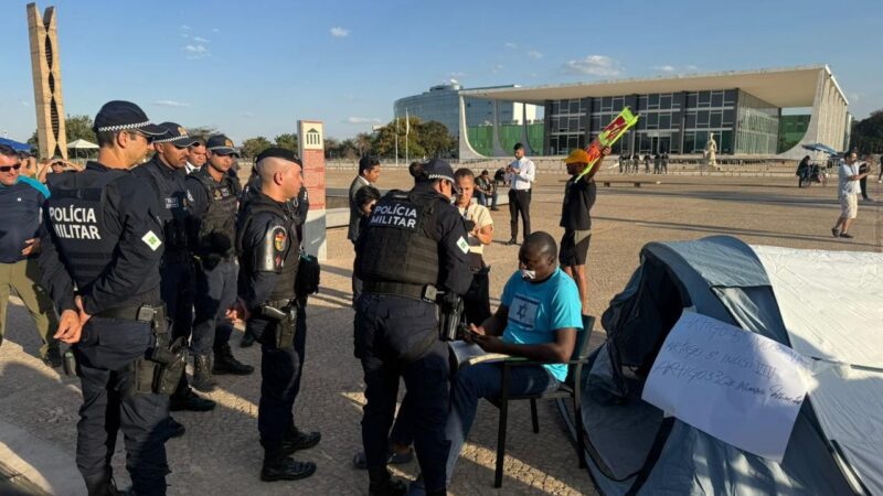 Deputado aliado de Bolsonaro deixa acampamento na Praça dos Três Poderes após ordem de Moraes