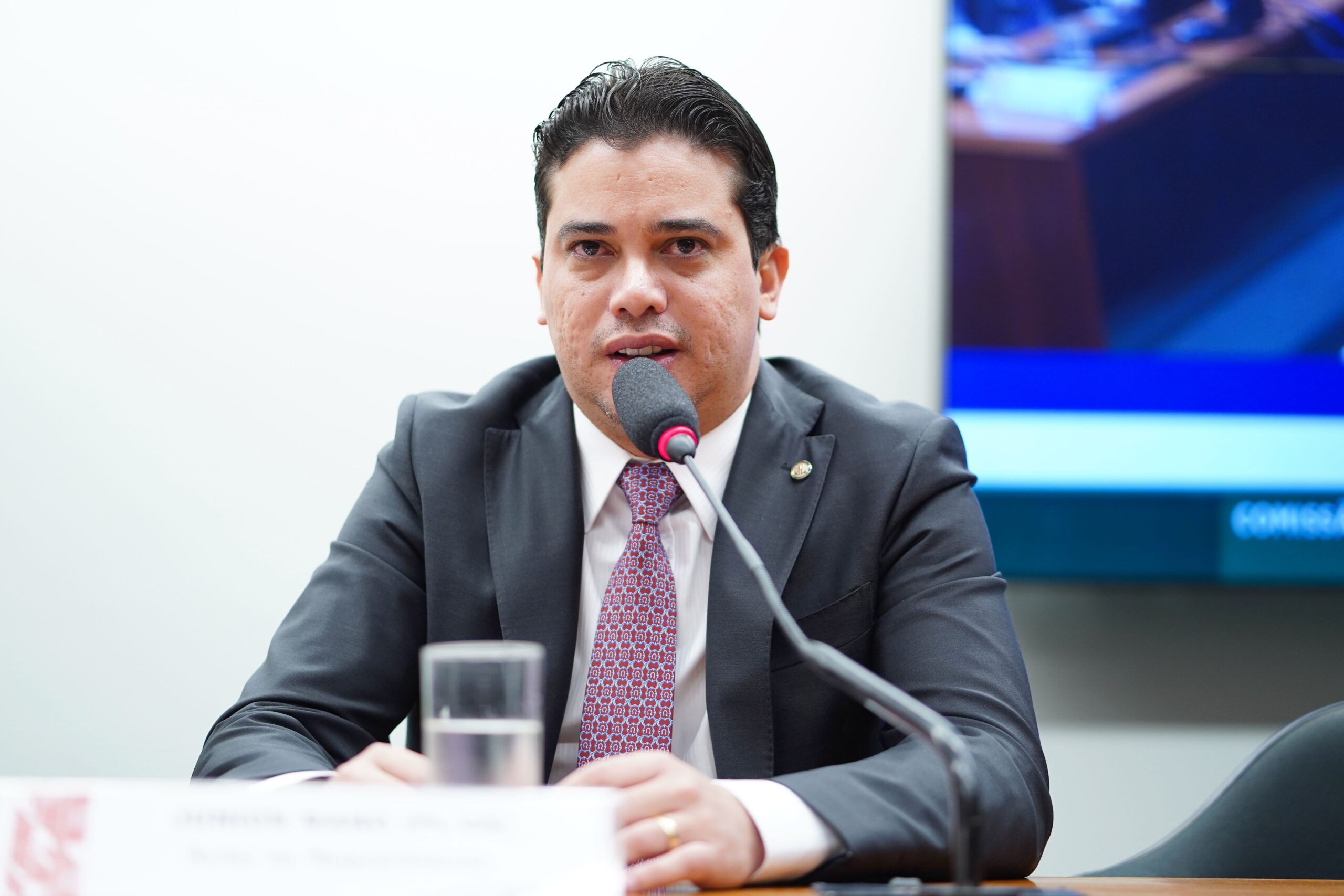 Seis de sete planos de trabalho apresentados para emendas de Júnior Mano foram devolvidos por inconsistências