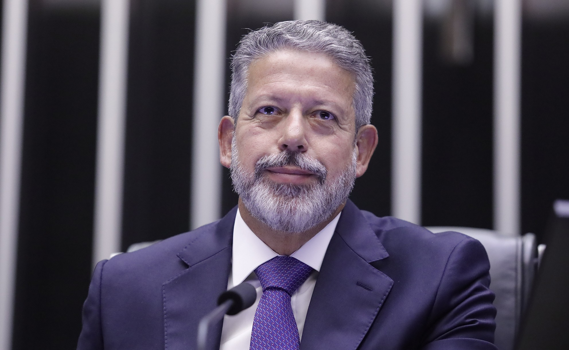 IR: Lira reduz alíquota para super ricos e propõe taxar rendas acima de R$ 100 mil mensais