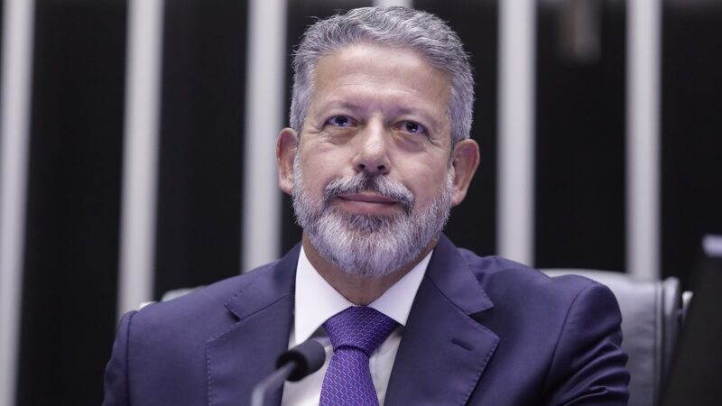 Enquanto governo Lula está em conflito com Hugo Motta, Arthur Lira dá uma mãozinha ao Planalto