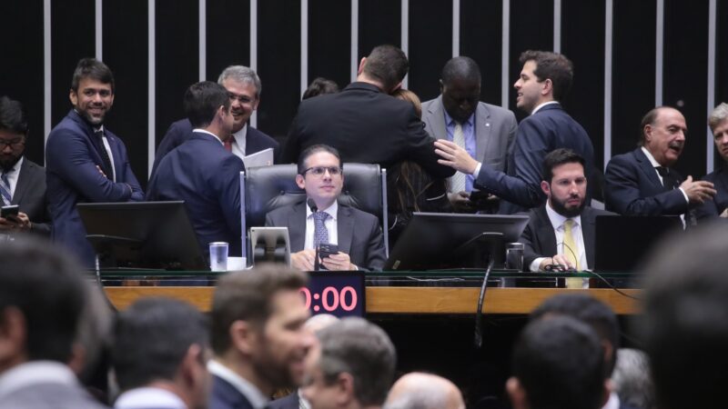 Metade dos deputados federais é contra projeto que limita supersalários, mostra Quaest