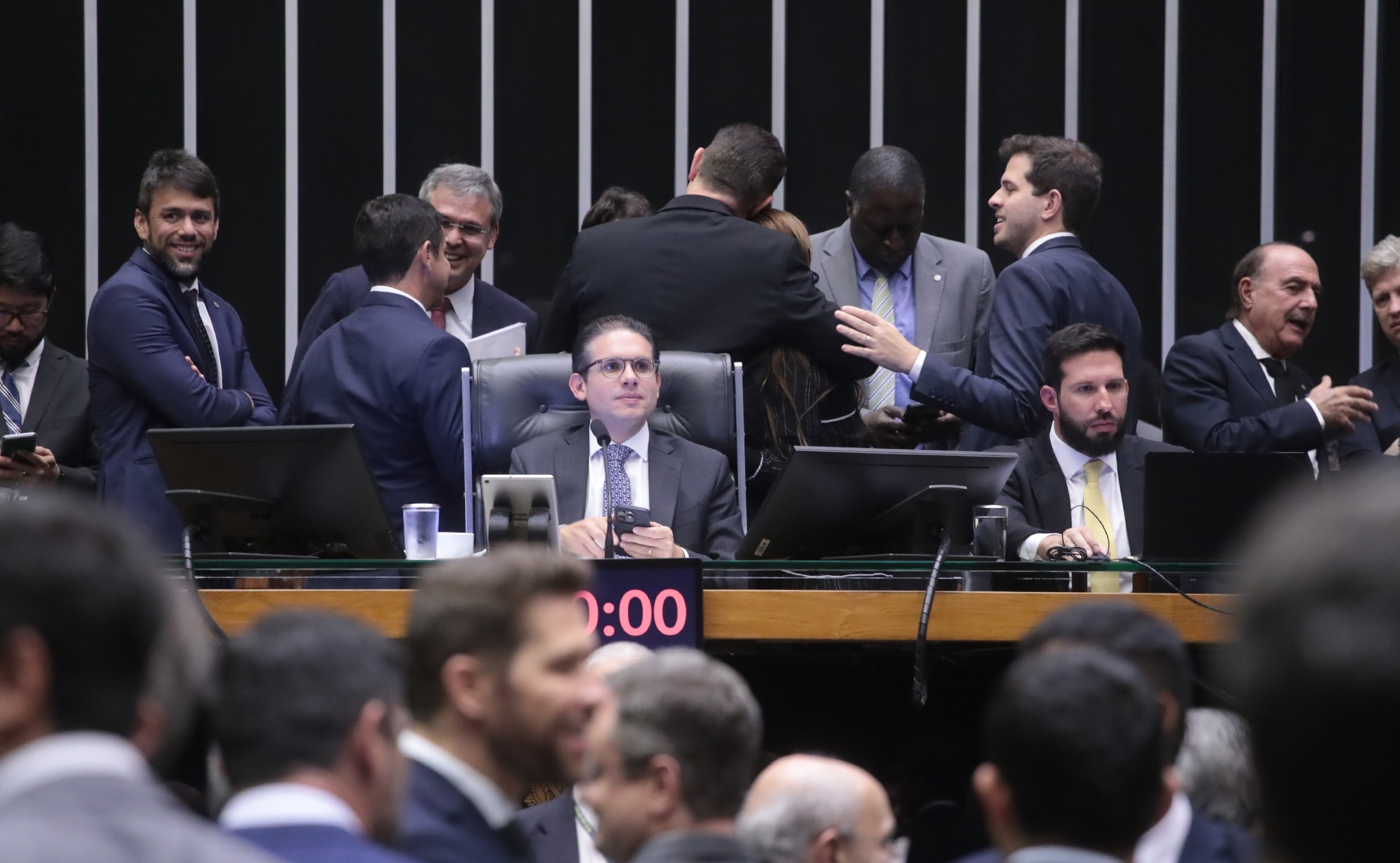 Metade dos deputados federais é contra projeto que limita supersalários, mostra Quaest