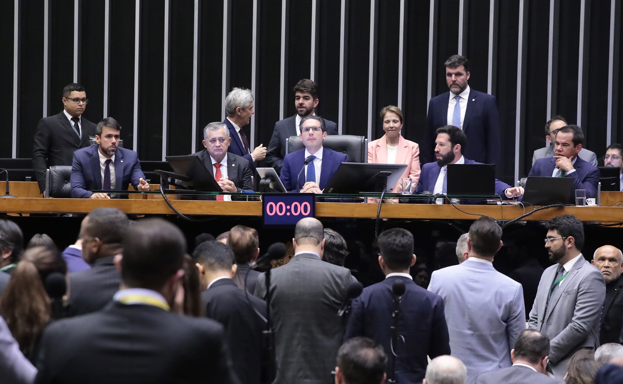 Câmara começou trabalhos com 100 deputados e ganhou 413 cadeiras desde 1822