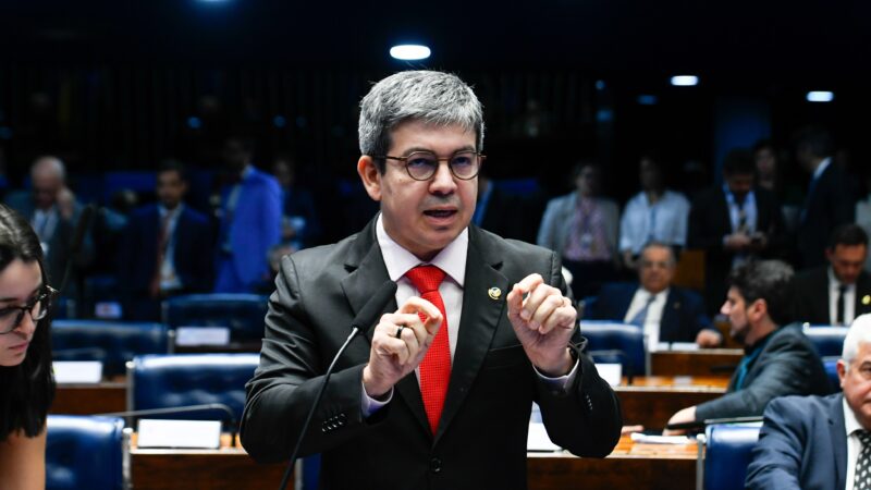 Tarifaço de Trump: líder do governo se reúne com diplomata americano e critica atuação de Eduardo Bolsonaro nos EUA