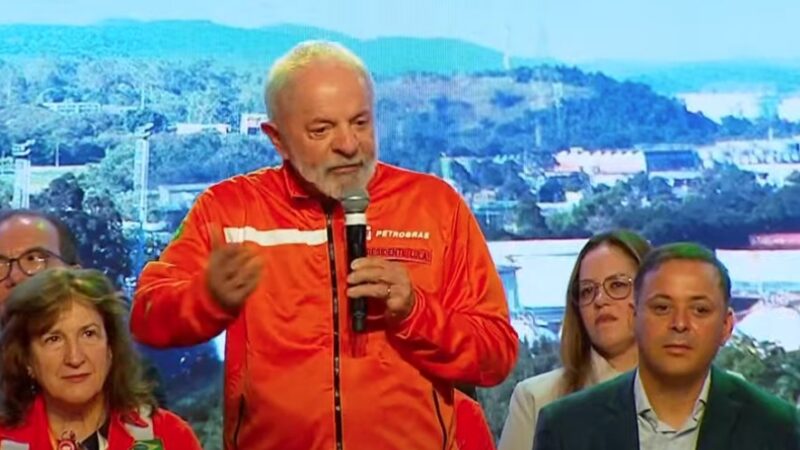 Lula cobra fiscalização para impedir que postos vendam gasolina mais cara do que o devido