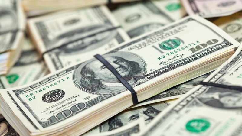 Dólar abre em alta, de olho em possível acordo entre EUA e União Europeia