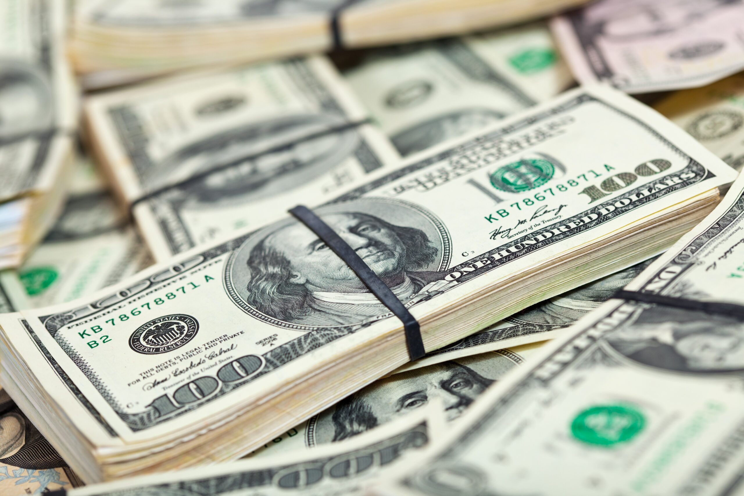 Dólar abre em alta, de olho em possível acordo entre EUA e União Europeia