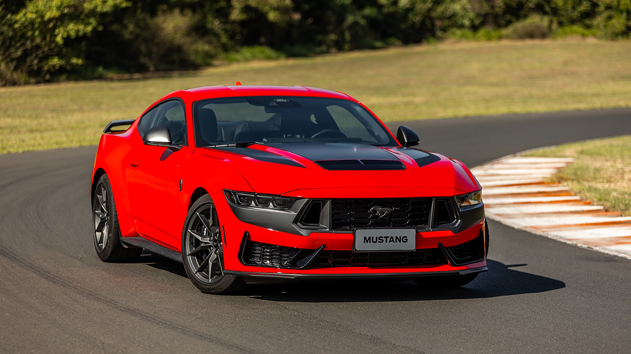 Ford traz ao Brasil o Mustang Black Horse, o mais potente da história